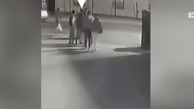 VIDEO Crima din Petrova, surprinsă de camere. Agresorul este un tânăr de 17 ani